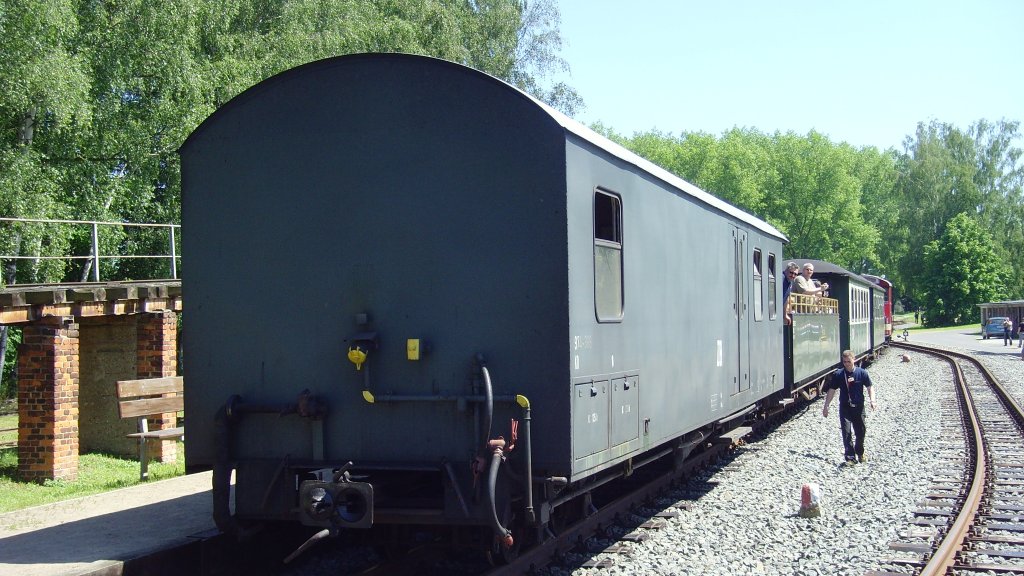 Abfahrbereiter Dieselzug mit Aussichtswagen in Glossen, Juni 2010