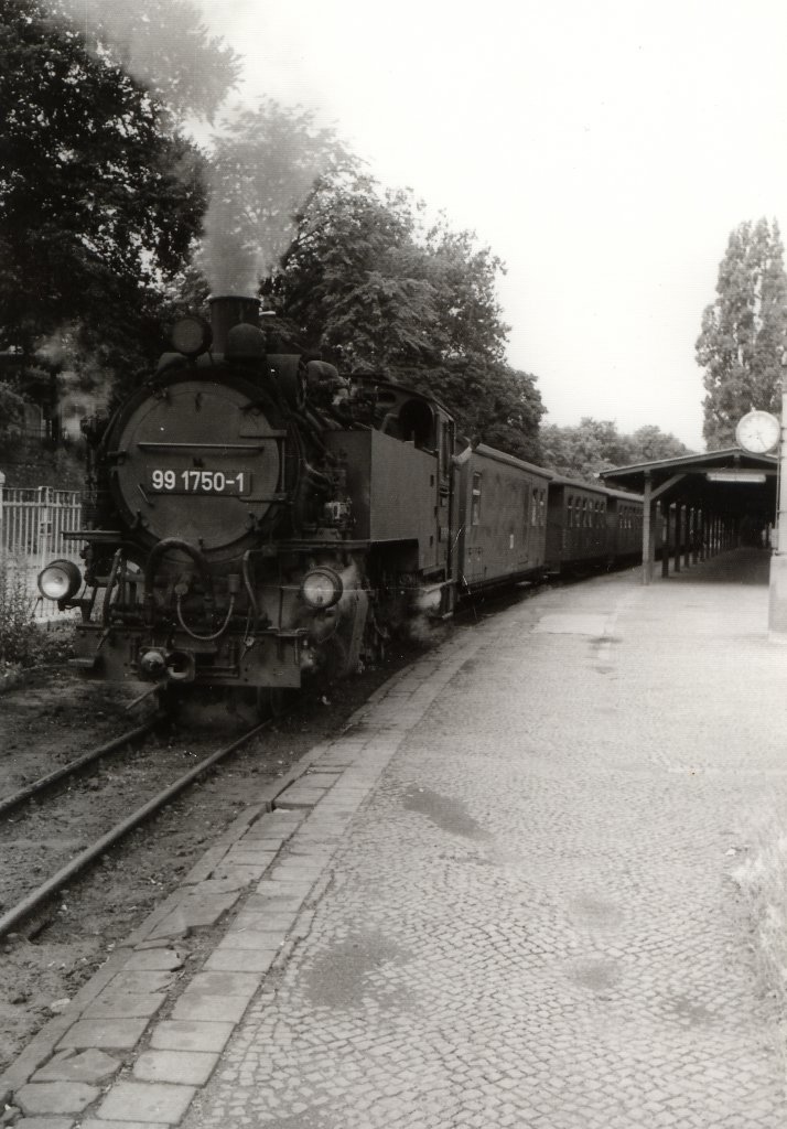 Abfahrbereiter Personenzug in Zittau, vor 1989