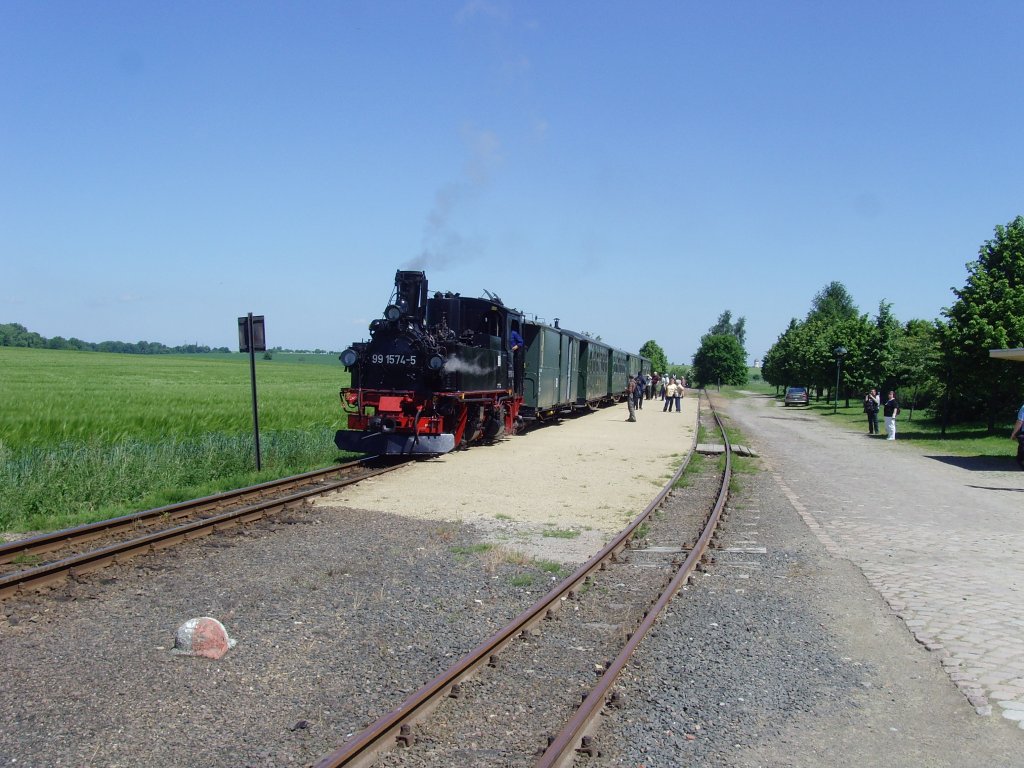 Am Bahnsteig in Thalheim - Juni 2010