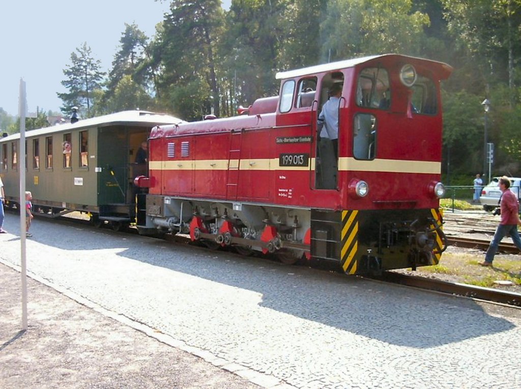 BR 199 vor Personenzug nach Zittau in Kurort Oybin