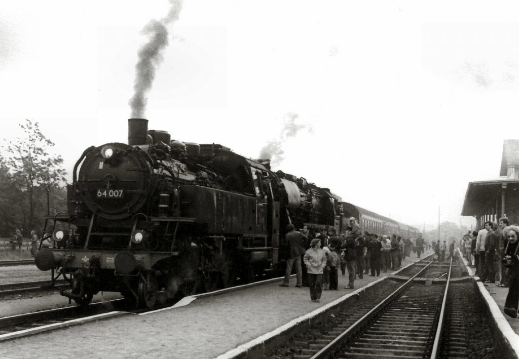 BR 64 mit Zug beim dampfloktreffen in Drrrhrsdorf, um 1986