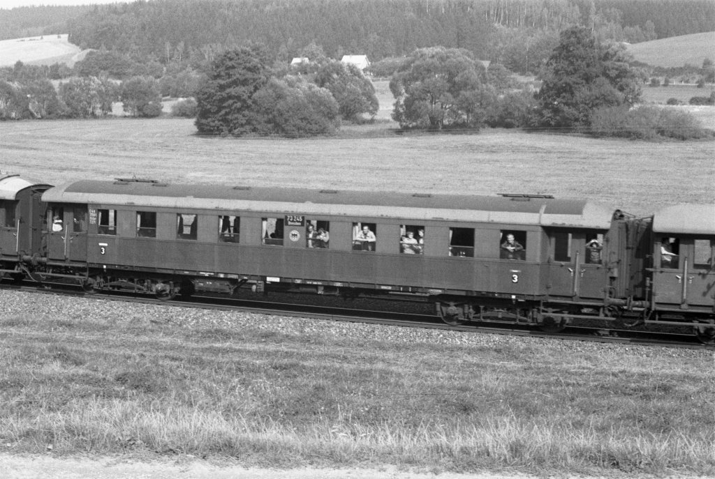 Eilzugwagen bei Oelsnitz (DMV-Sonderzug 1984)