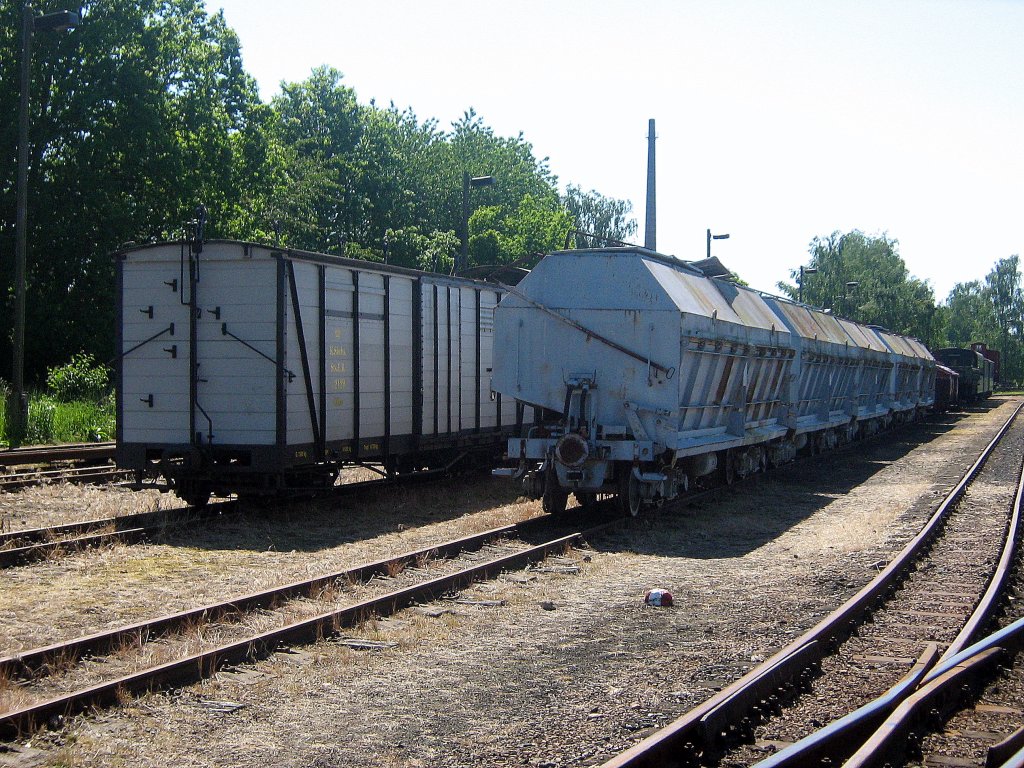 Gterwagen der Schmmalspurbahn in Mgeln, Juni 2010