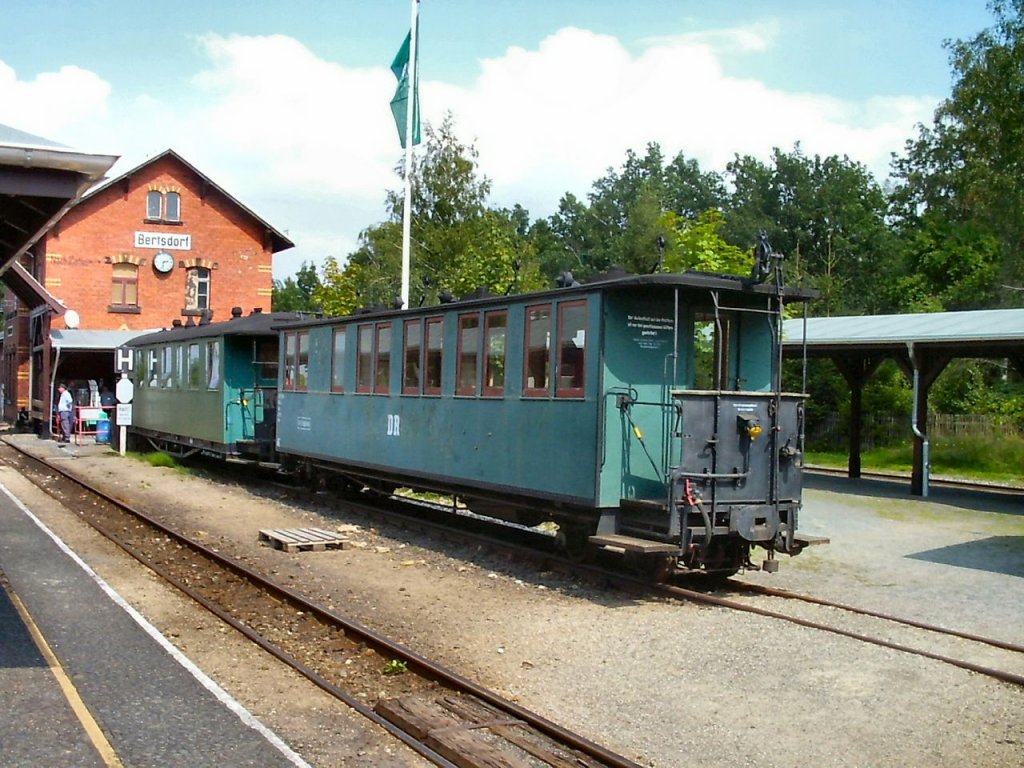 Hist. Personenwagen im Bhf Bertsdorf