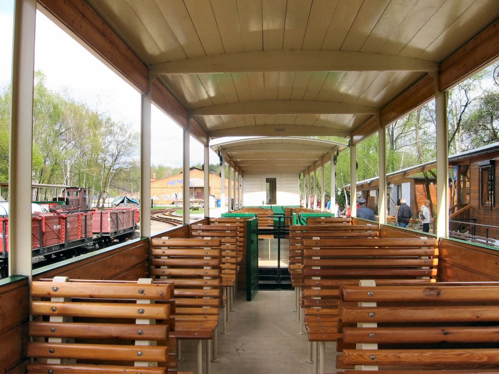 Innenansicht Personenwagen der Muskauer Waldeisenbahn, April 2006