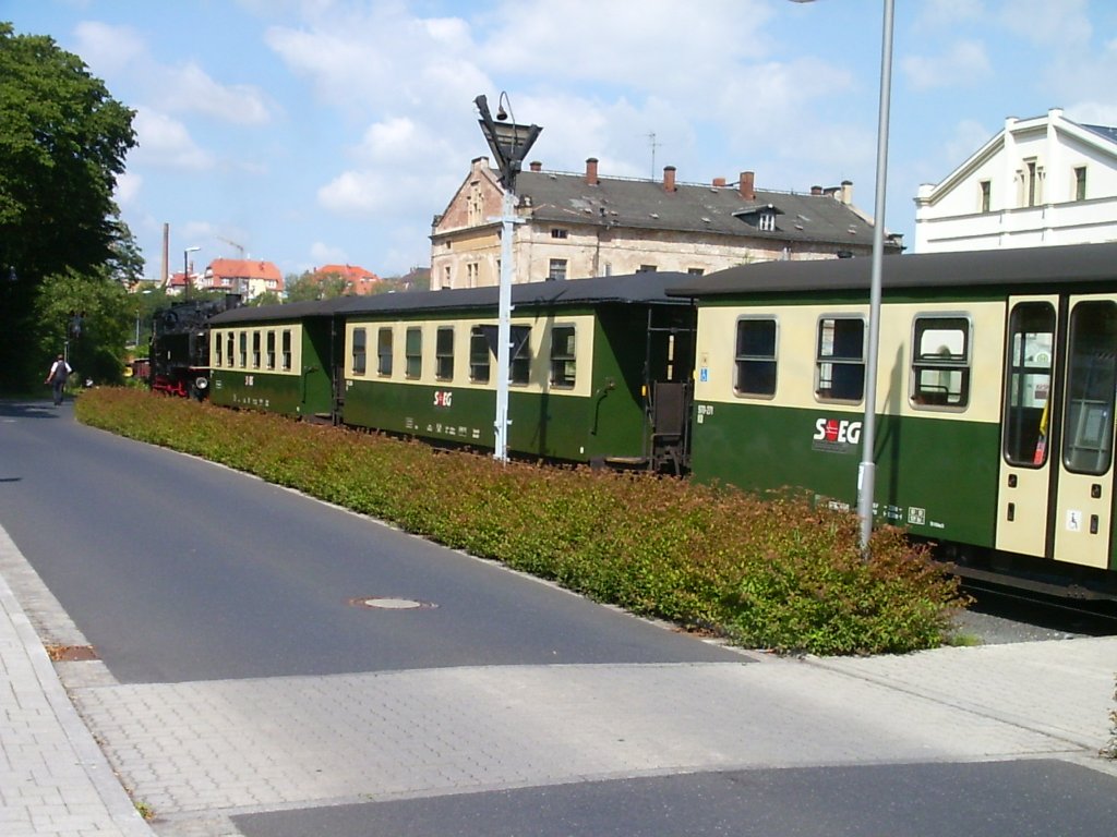 Schmalspurzug am Bahnhofsvorplatz Zittau, um 2003