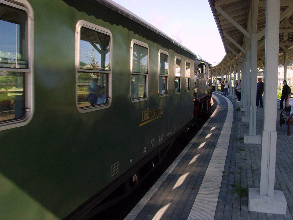 Zug der Dllnitzbahn mit IV K am Bahnsteig in Oschatz, Juni 2010