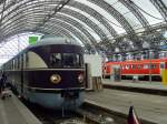 VT 137 in der Bahnhofshalle Dresden Hbf