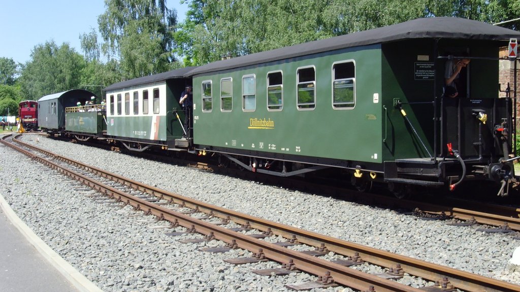 Dieselzug mit Aussichtswagen in Glossen