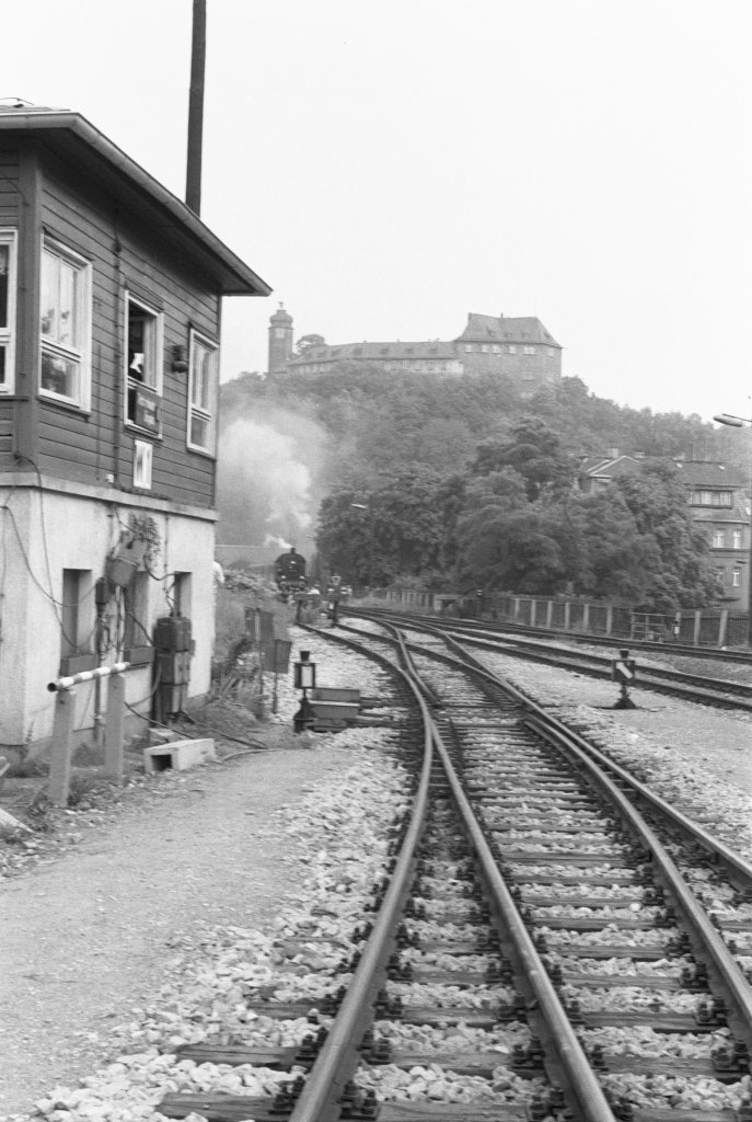 Einfahrt in den Bahnhof Greiz II (DR 1984)